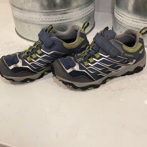 Boys Merrill hiking sneakers